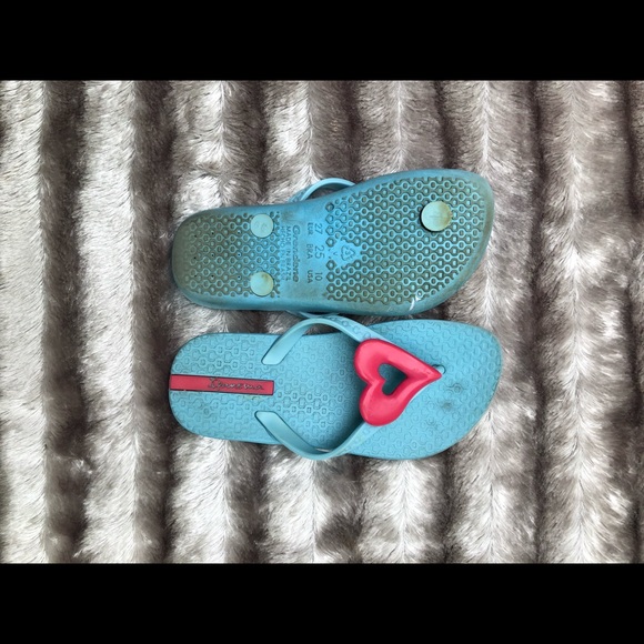 Nordstrom rack girls flip flops - Picture 2 of 2